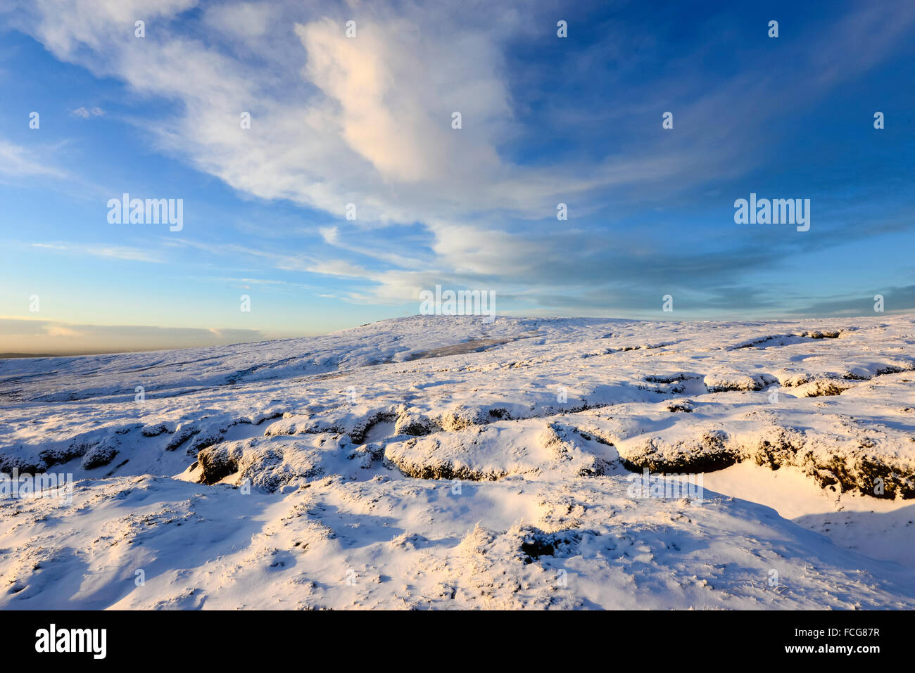 Tramonto sul mori di Bleaklow nel picco elevato, Derbyshire. Bagliore del sole basso sulla distesa di snowy brughiera. Foto Stock