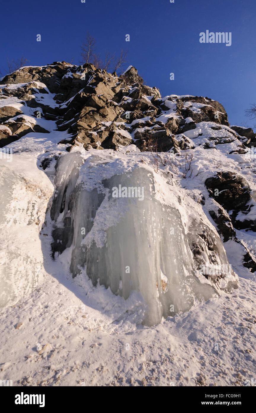 Congelati cascata di ghiaccio su una montagna rocciosa nella Norvegia del nord vicino a Alta Foto Stock