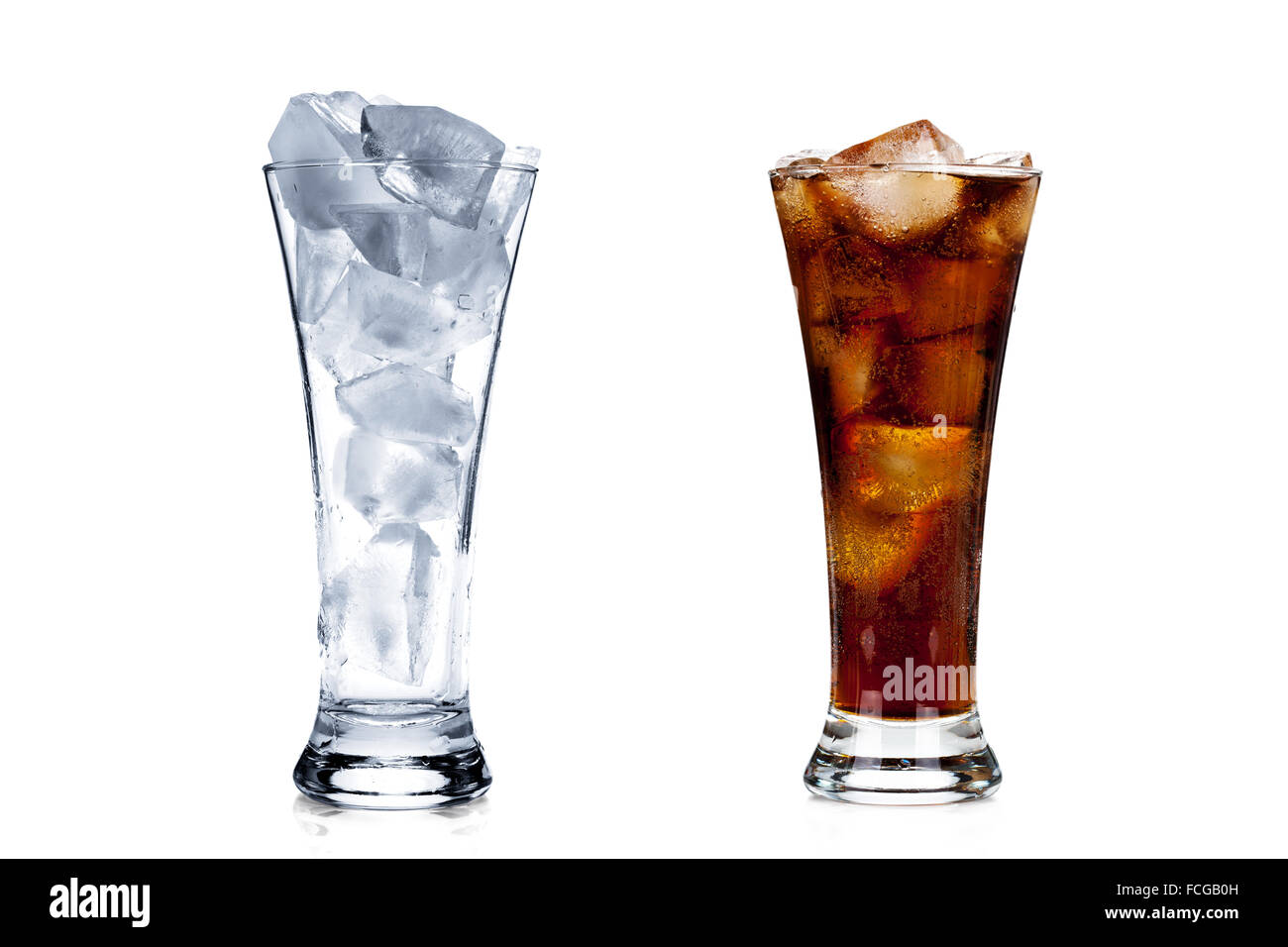 Due bicchieri: pieno di ghiaccio e il ghiaccio con cola isolati su sfondo bianco Foto Stock