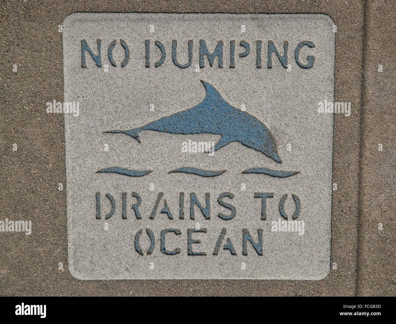 Segno sul marciapiede che dice che nessun dumping scarichi a mare con una foto di un delfino a Los Angeles in California. Foto Stock