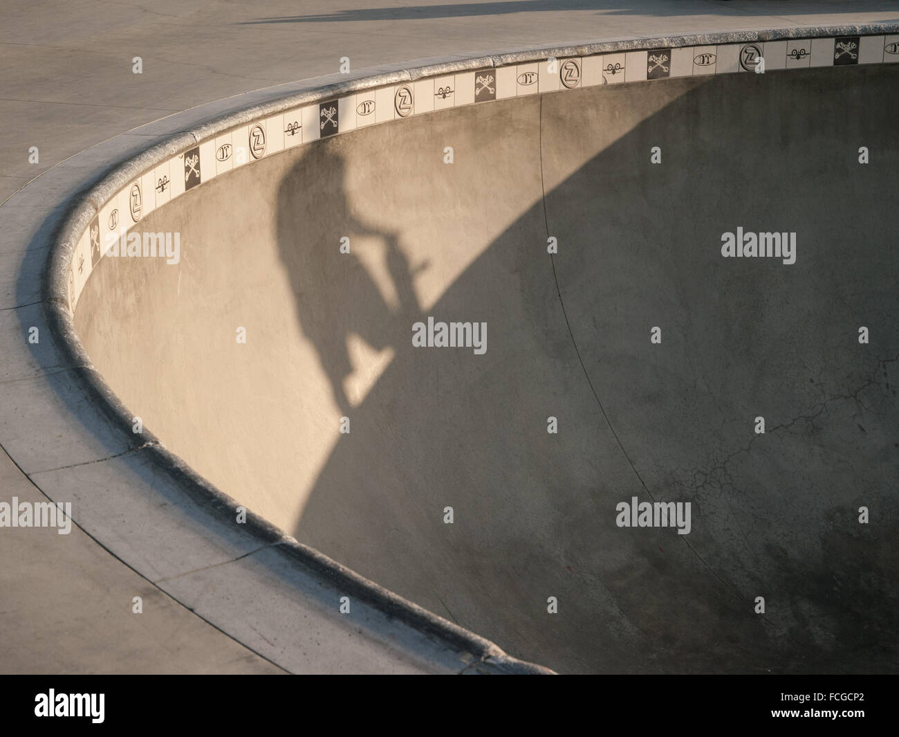 Ombra del guidatore di skateboard tenendo la scheda a Venice Beach, Los Angeles, California, USA. Foto Stock