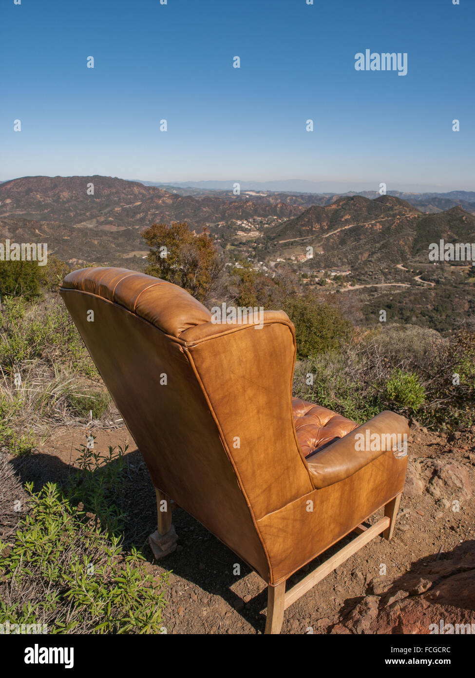 In pelle marrone poltrona sulla cima di una collina con una vista di Los Angeles, California, USA. Foto Stock