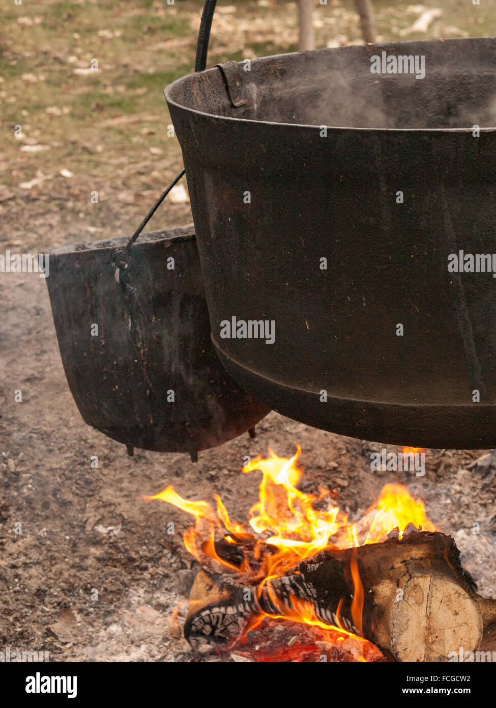 Due neri per la cottura a vapore bollente cauldrons sap su un fuoco per lo sciroppo d'acero produzione in Clarkson, Mississauga, Ontario, Canada. Foto Stock
