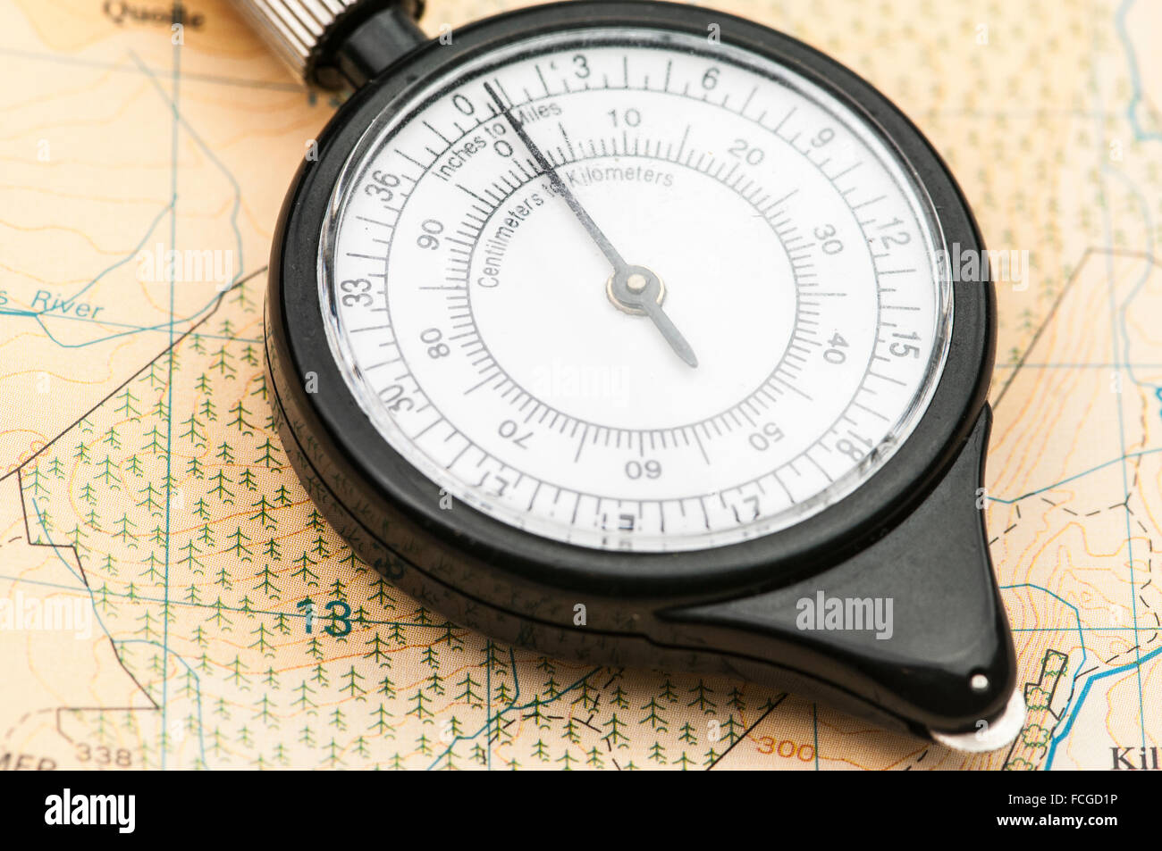 Mappa ruota su una mappa, utilizzato per misurare le distanze con scale differenti. Foto Stock