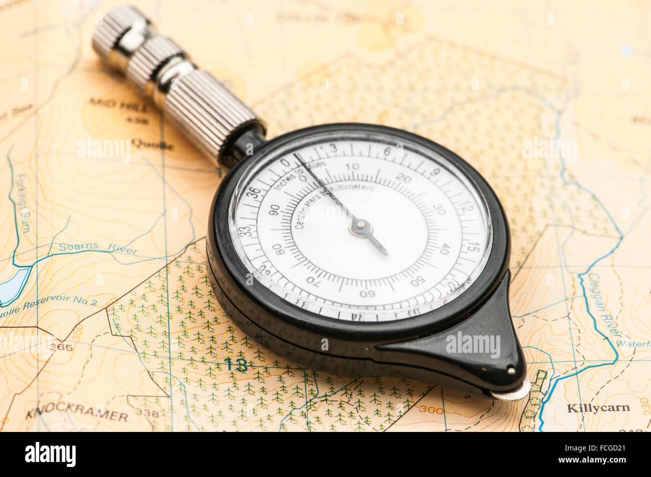 Map wheel on a map, used for measuring distances with different scales. Foto Stock