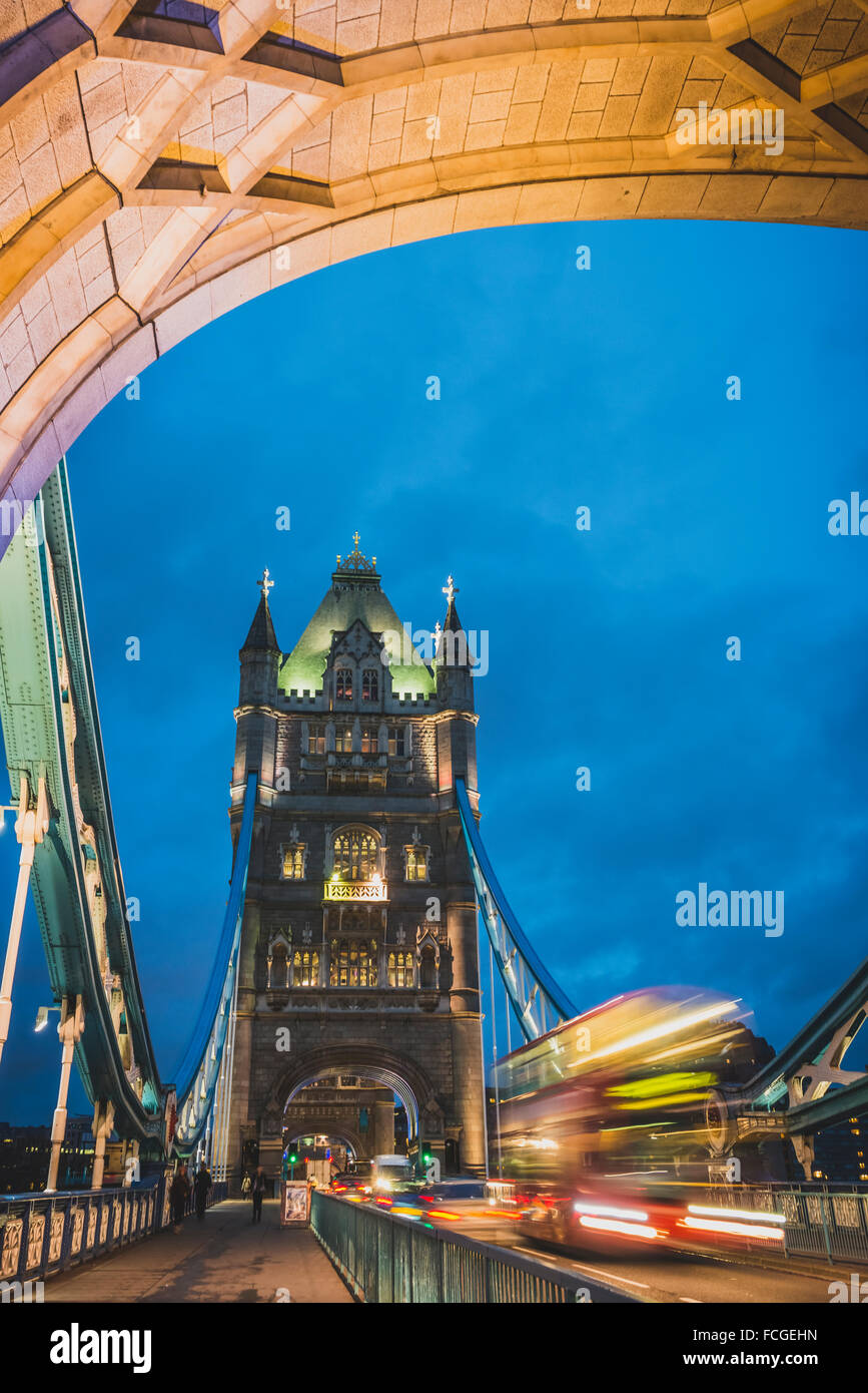 Regno Unito Inghilterra London Tower Bridge e il traffico di sera Foto Stock