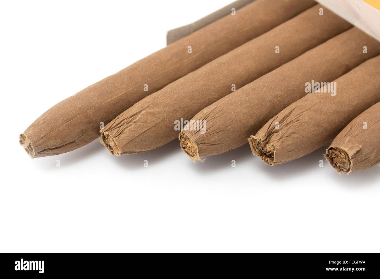 foglie di tabacco e sigarette fatte a mano su un fondo di legno Foto stock  - Alamy