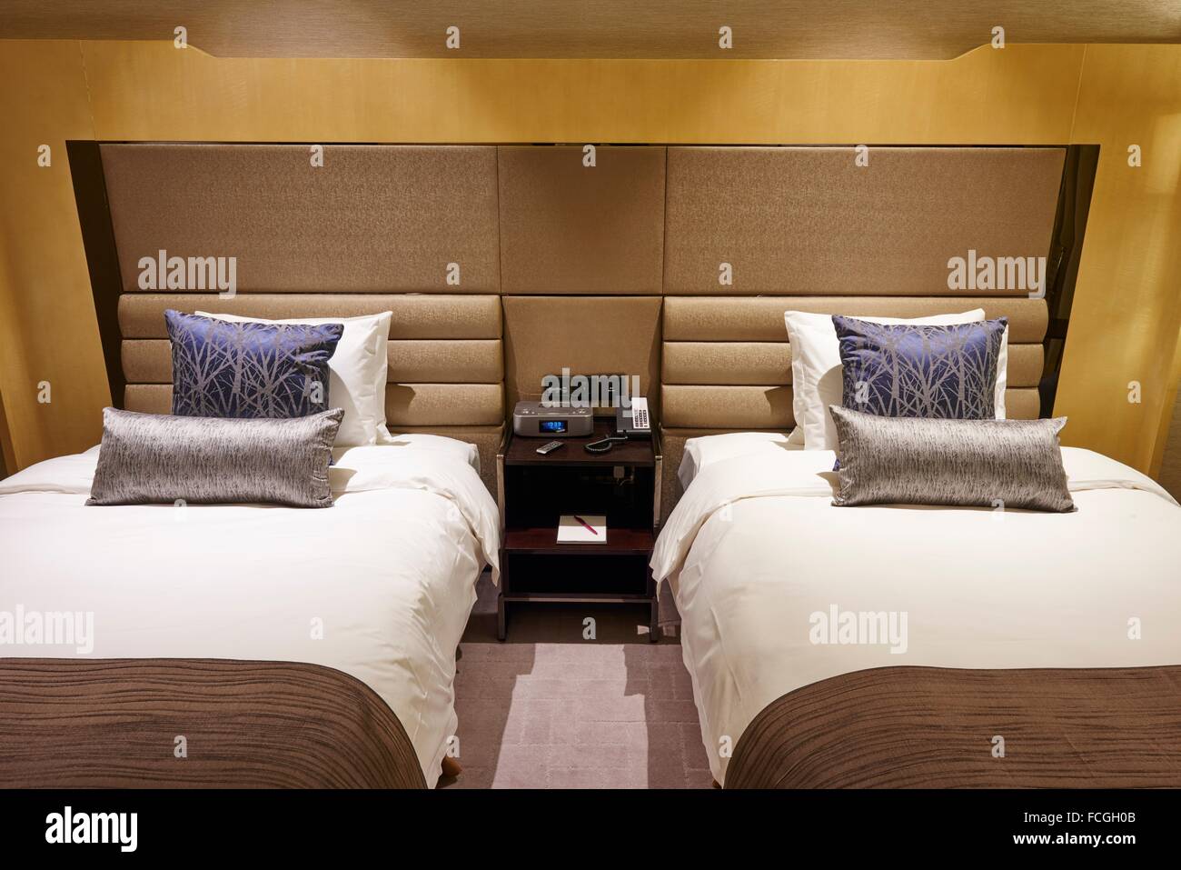 Due letti singoli in una camera di questo hotel di lusso Foto stock - Alamy
