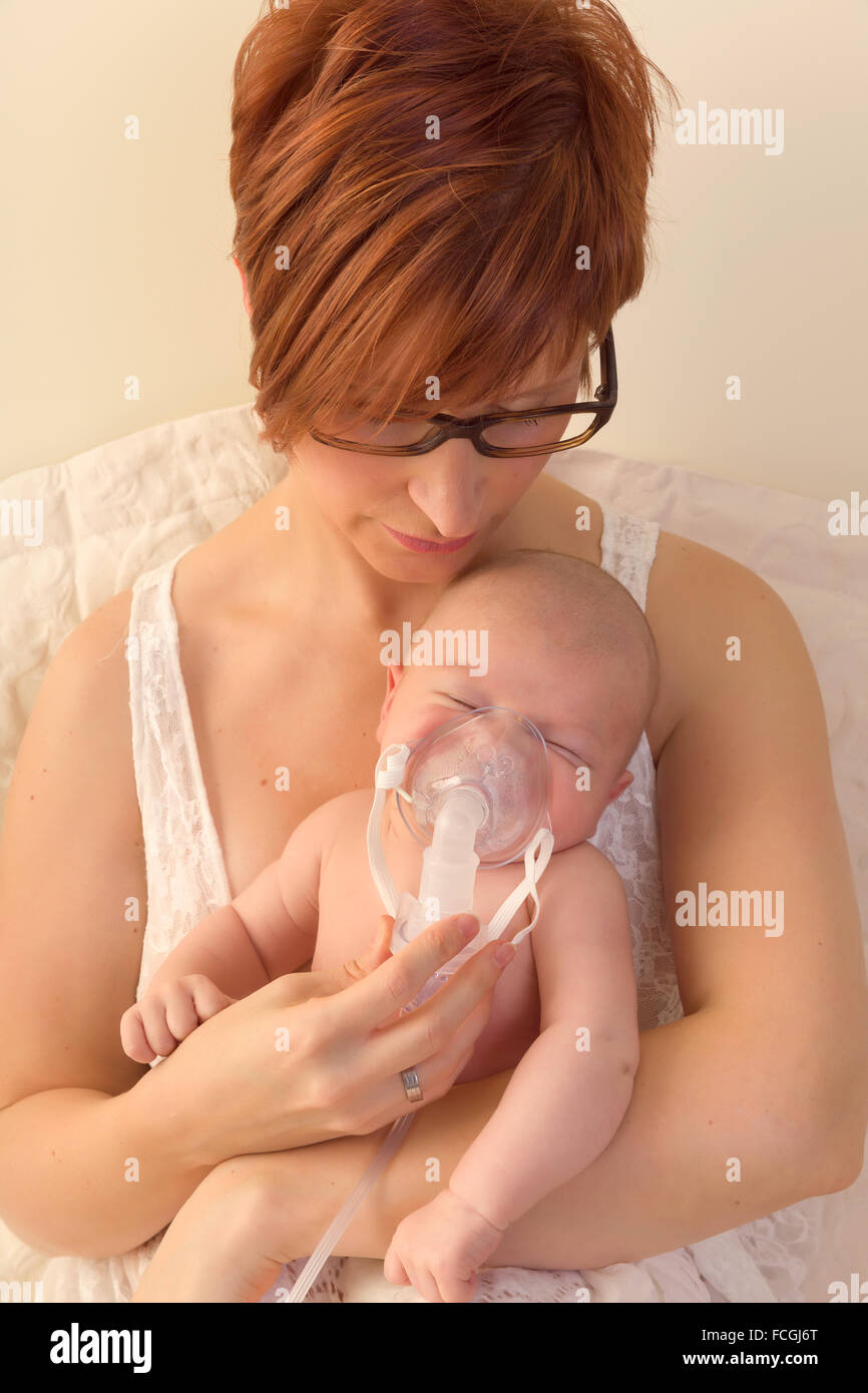 Bambino malato di 7 settimane di età di ottenere il trattamento con nebulizzatore o aerosol Foto Stock