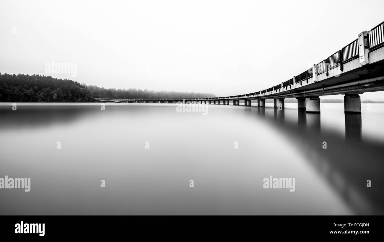 Austria Carinzia lago e ponte panorama in bianco e nero Foto Stock