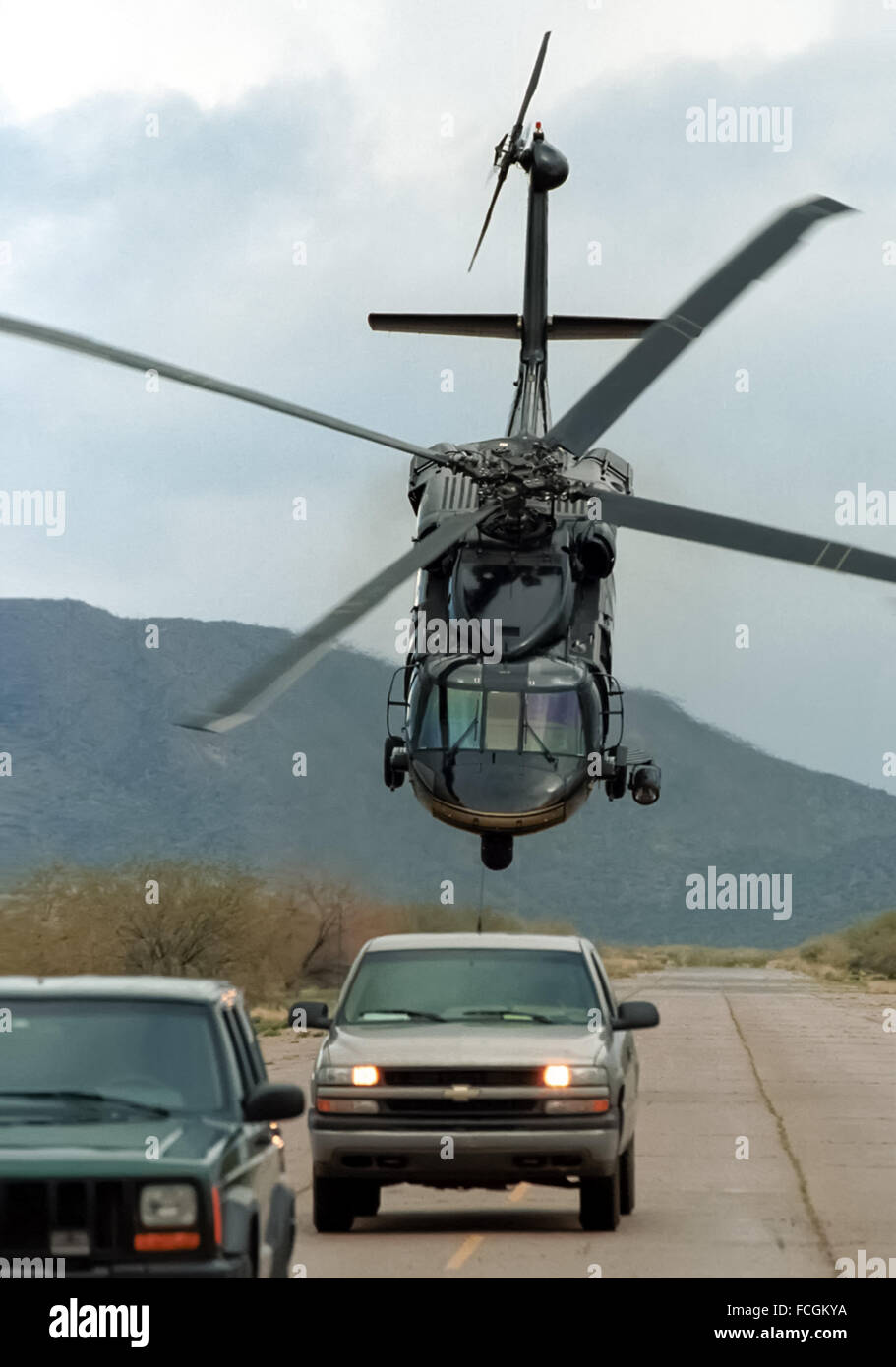 US Customs and Border Protection CBP Ufficio di aria e unità di Marine operando un Sikorsky UH-60 Blackhawk elicottero qui fotografato su esercizio intimidatorio 2 veicoli nel sudovest degli Stati Uniti. Vedere la descrizione per maggiori informazioni. Foto Stock