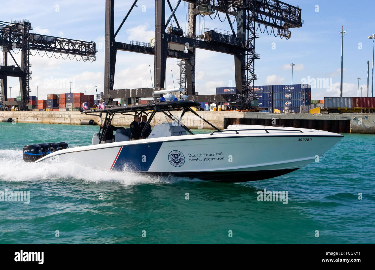 US Customs and Border Protection Marine unità operativa un 1200HP 39' Midnight Express Barca, "la più potente applicazione della legge sulla nave l'acqua oggi" capace di una velocità massima di 60 nodi pattugliamento vicino a Dante B. Fascell Porto di Miami-Dade County in Miami Florida, Stati Uniti Vedere la descrizione per maggiori informazioni. Foto Stock