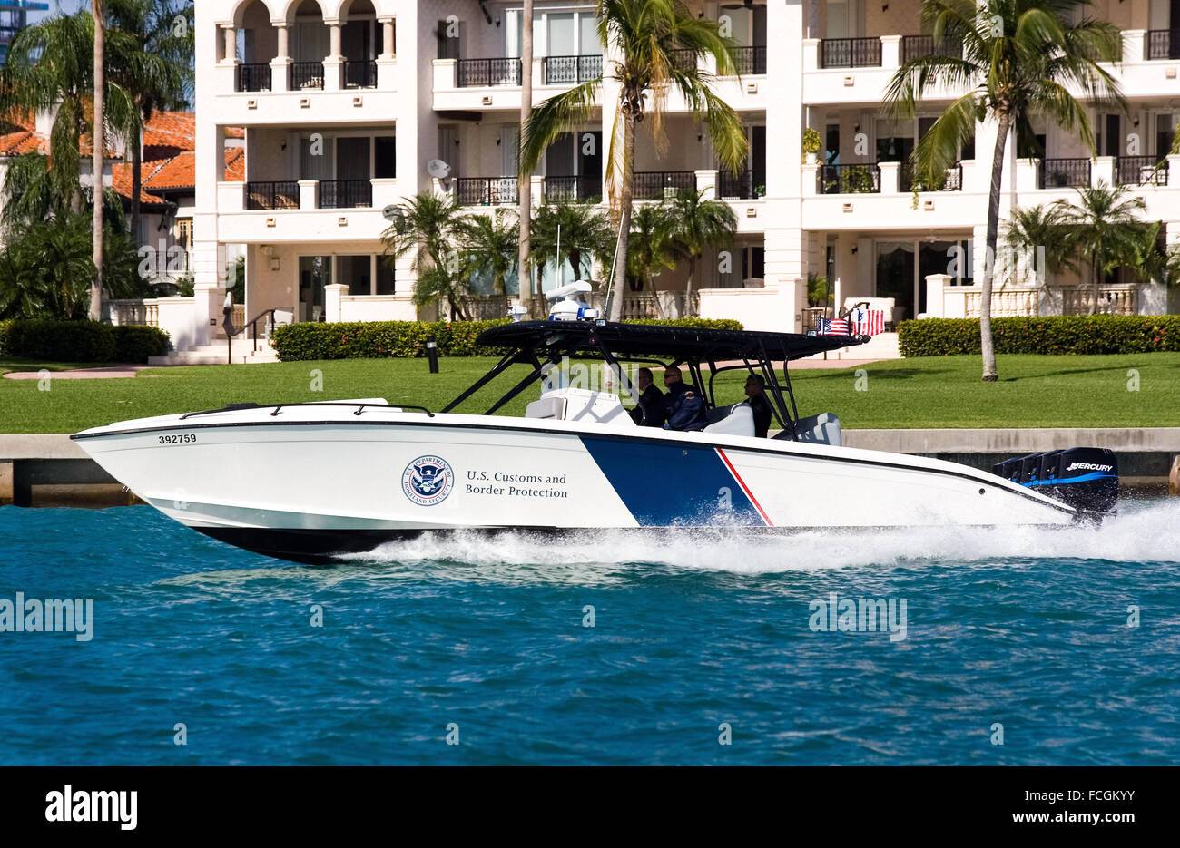 US Customs and Border Protection Marine unità operativa un 1200HP 39' Midnight Express Barca, "la più potente applicazione della legge sulla nave l'acqua oggi" capace di una velocità massima di 60 nodi, mostrato qui a Miami in Florida. Vedere la descrizione per maggiori informazioni. Foto Stock