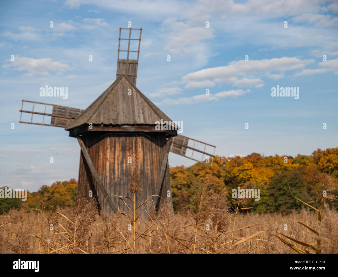 Mulino a vento presso Astra Museo della Musica Folk tradizionale civiltà, a sud di Sibiu nella foresta Dumbrava, la Romania, l'Europa. Foto Stock