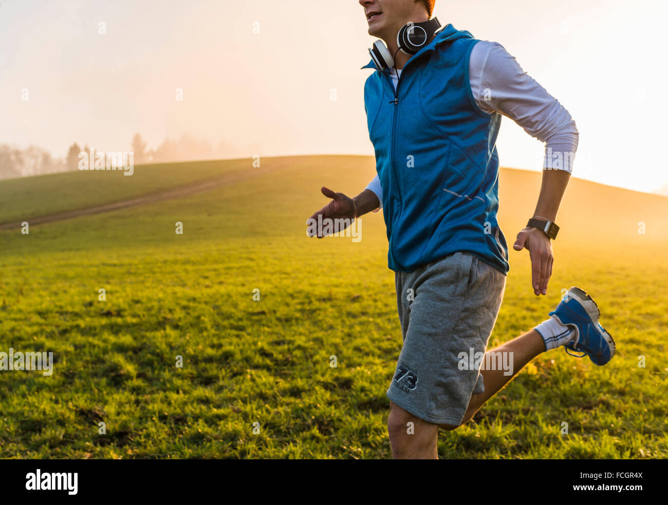 Giovane uomo jogging al mattino Foto Stock
