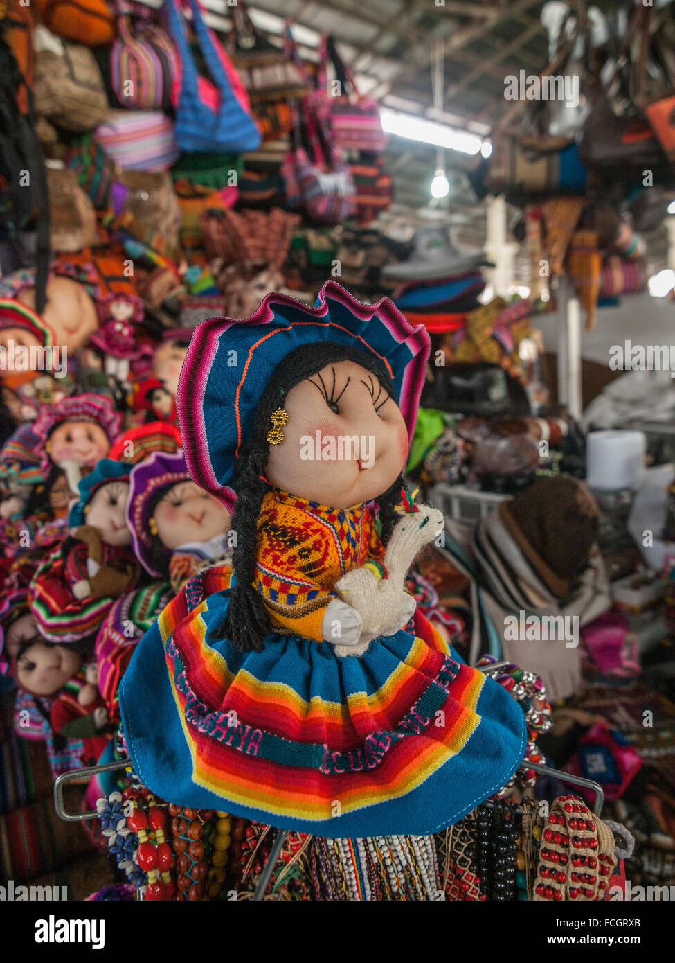 Peruviano bambola folk per la vendita al mercato in Cusco, Perù, Sud America. Foto Stock