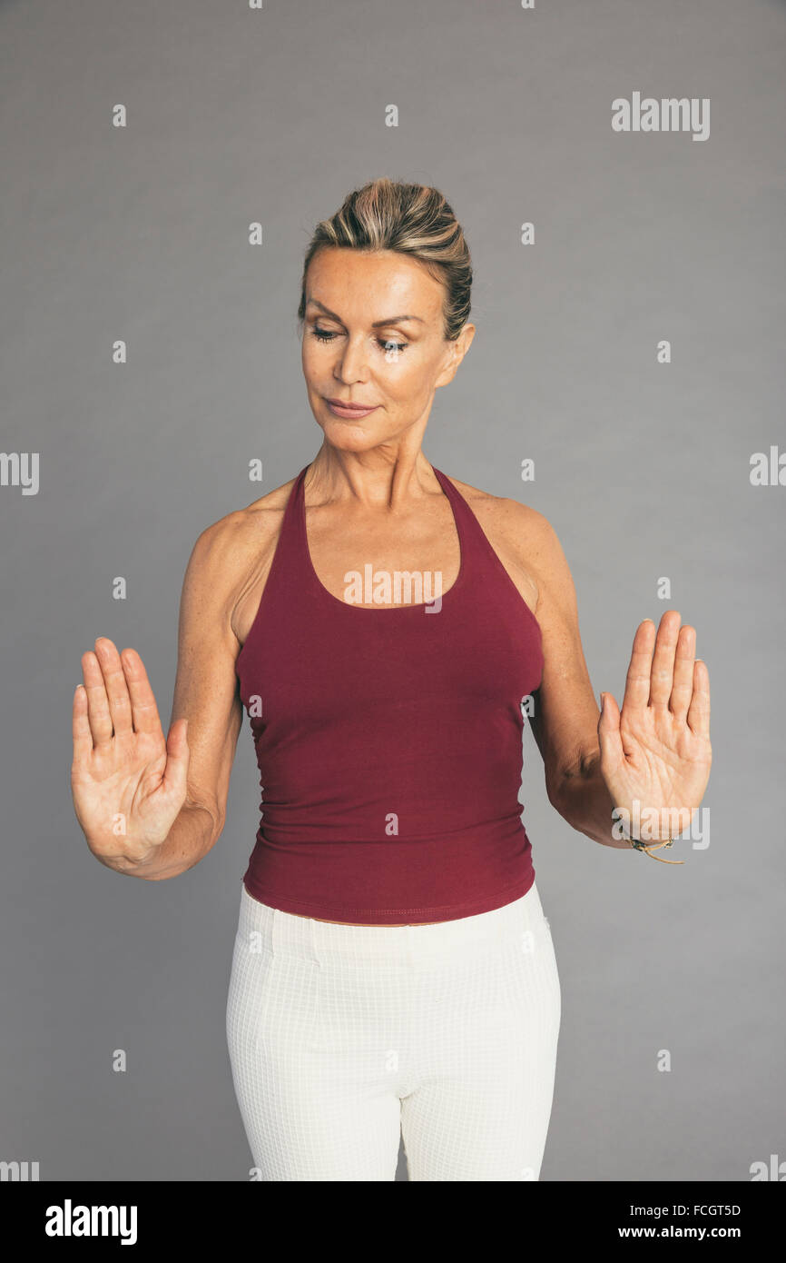 Donna matura la flessibilità di esercizio ellbow del braccio e della mano Foto Stock