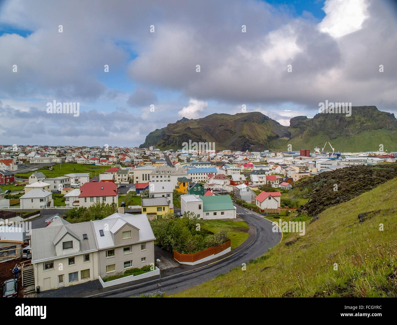 Grappolo di case di fronte alla montagna di Heimaey, Vestmannaeyjar, Islanda. Noto anche come le isole Westman. Foto Stock