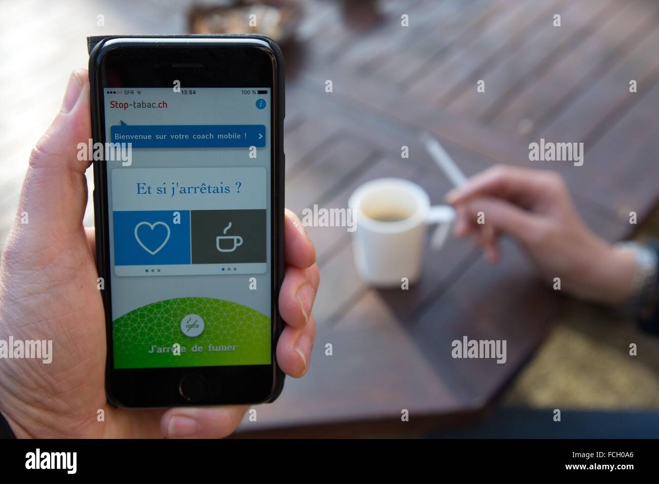 Applicazione MOBILE PER UN TELEFONO CELLULARE UTENTE, fumatore Foto Stock