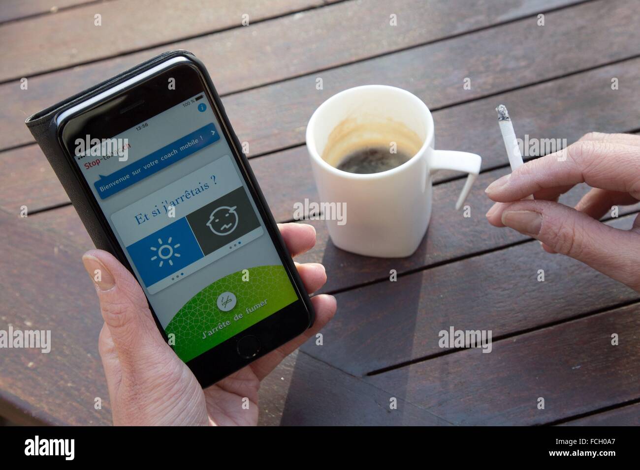 Applicazione MOBILE PER UN TELEFONO CELLULARE UTENTE, fumatore Foto Stock