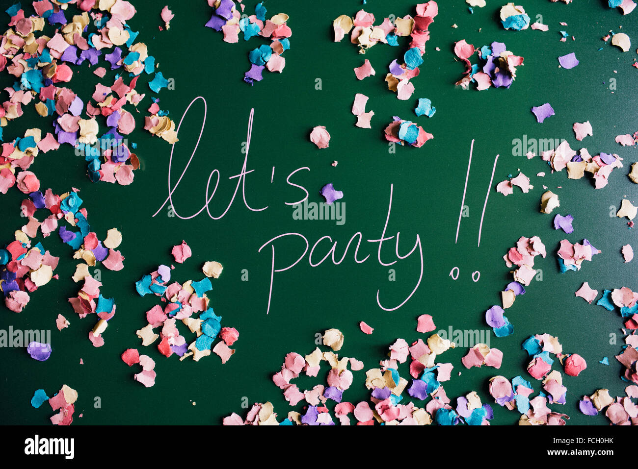 Colorato facciamo parte messaggio scritto su una lavagna i confetti Foto Stock