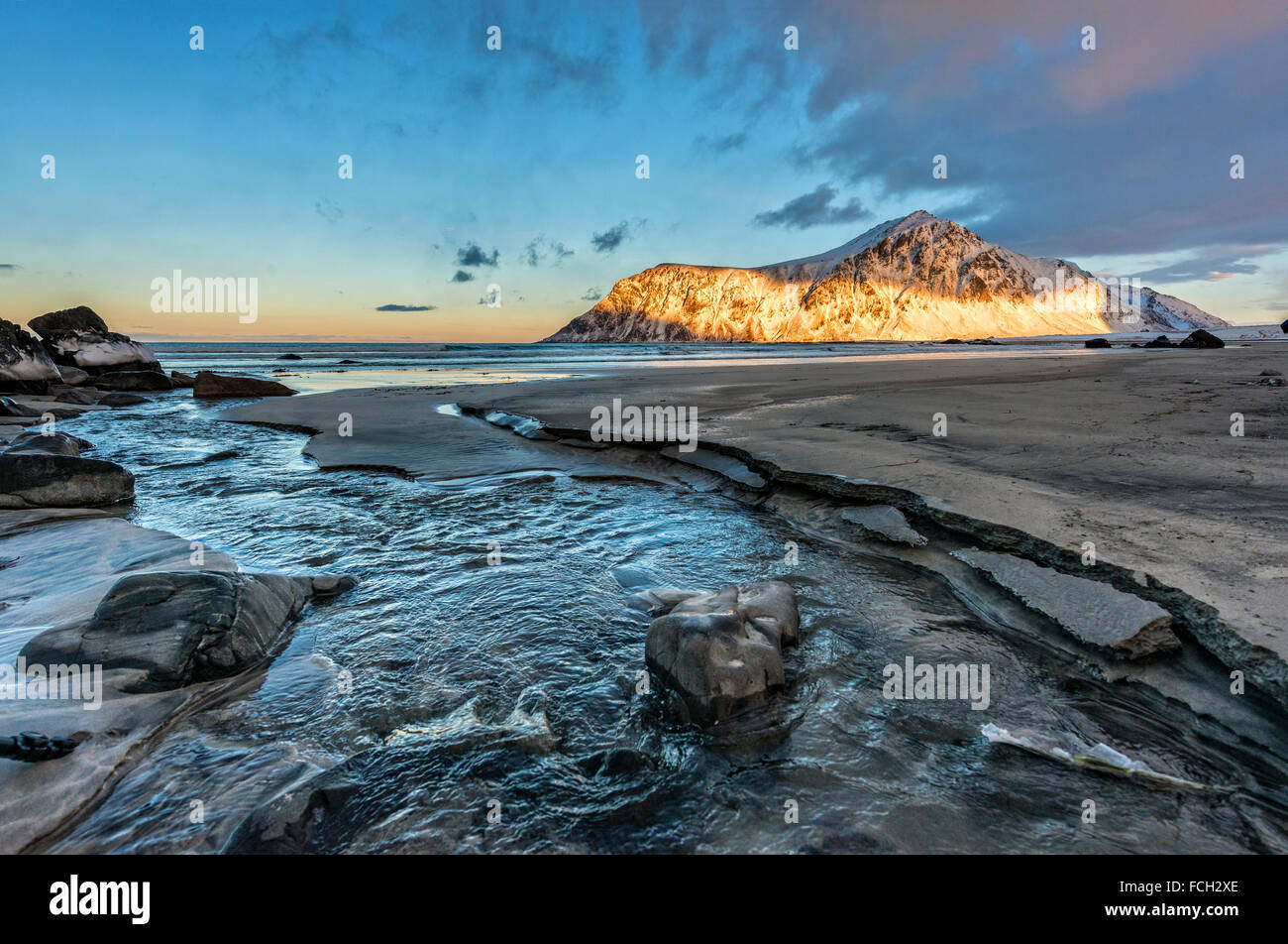 Norvegia Lofoten raggio di luce sulla montagna Skagsanden beach Foto Stock