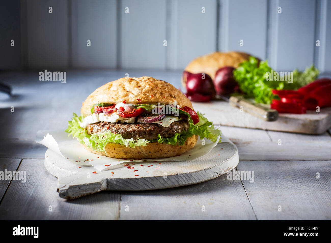 Hamburger di manzo macinato sul tagliere Foto Stock