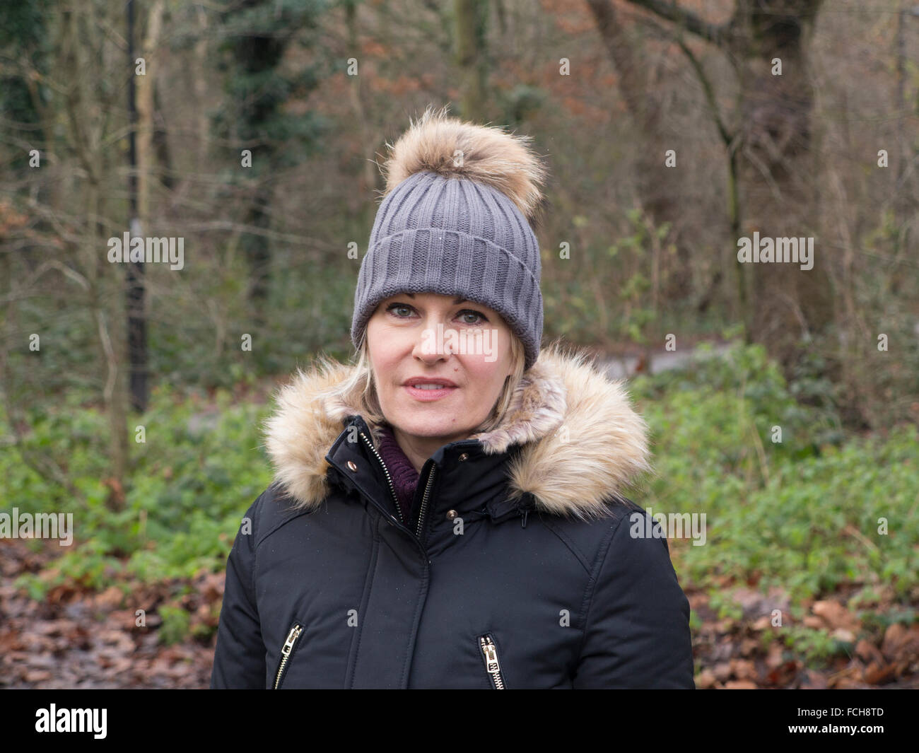 Un medio anziana signora su una passeggiata invernale Foto Stock