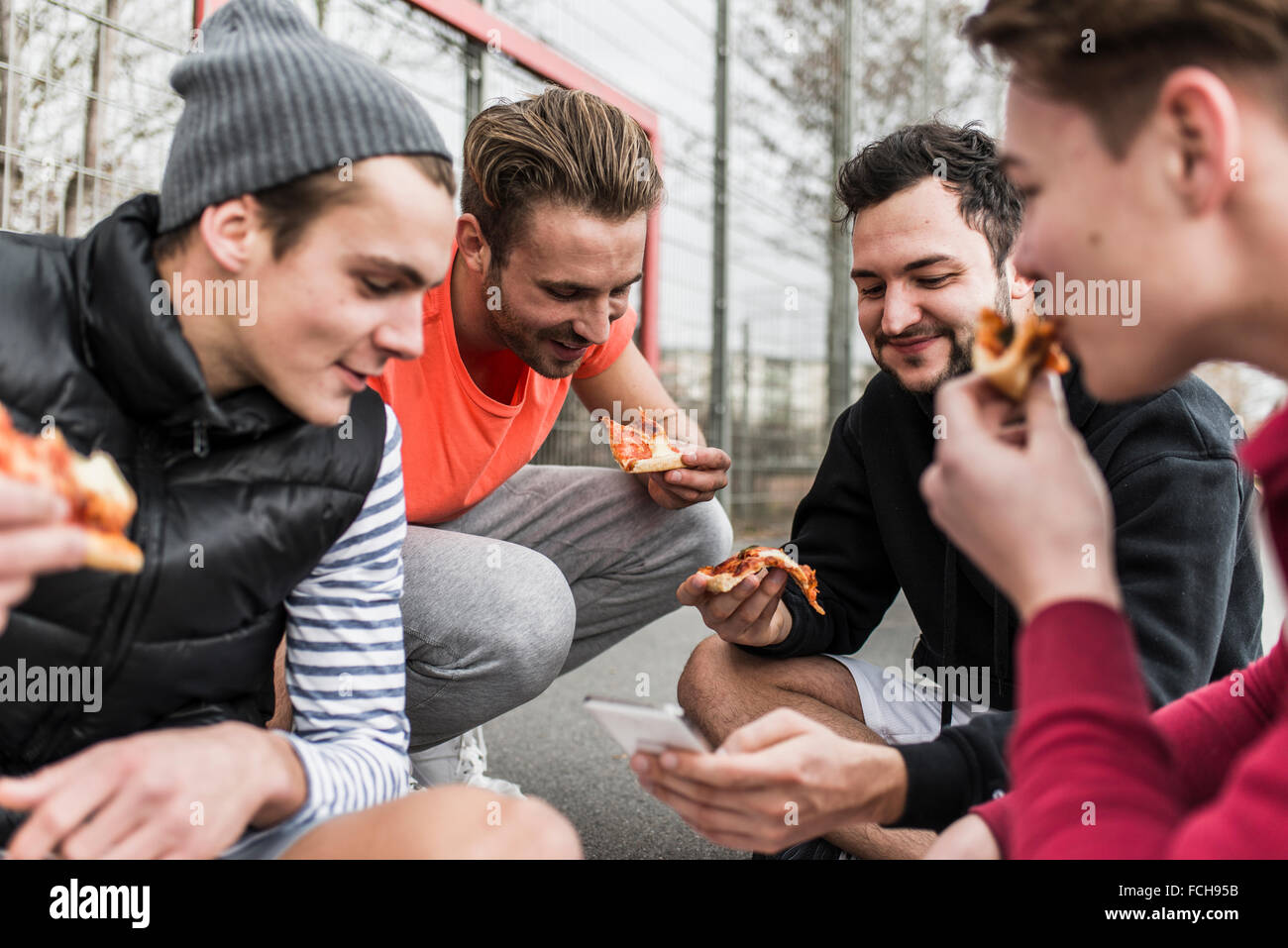 I giovani uomini di mangiare la pizza Foto Stock