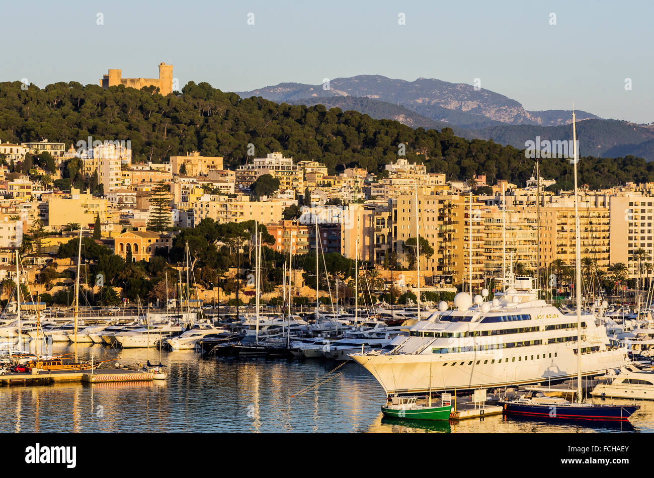 Spagna Isole Baleari Maiorca Palma de Mallorca il castello di Bellver e il porto Foto Stock