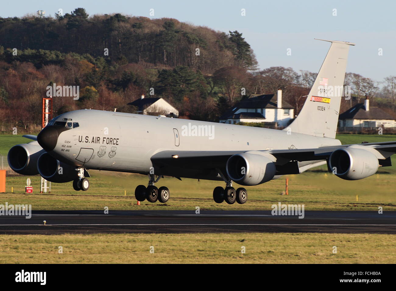 61-0324, un Boeing KC-135R del USAF, atterra a Prestwick International Airport, dopo aver deviato da Mildenhall. Foto Stock