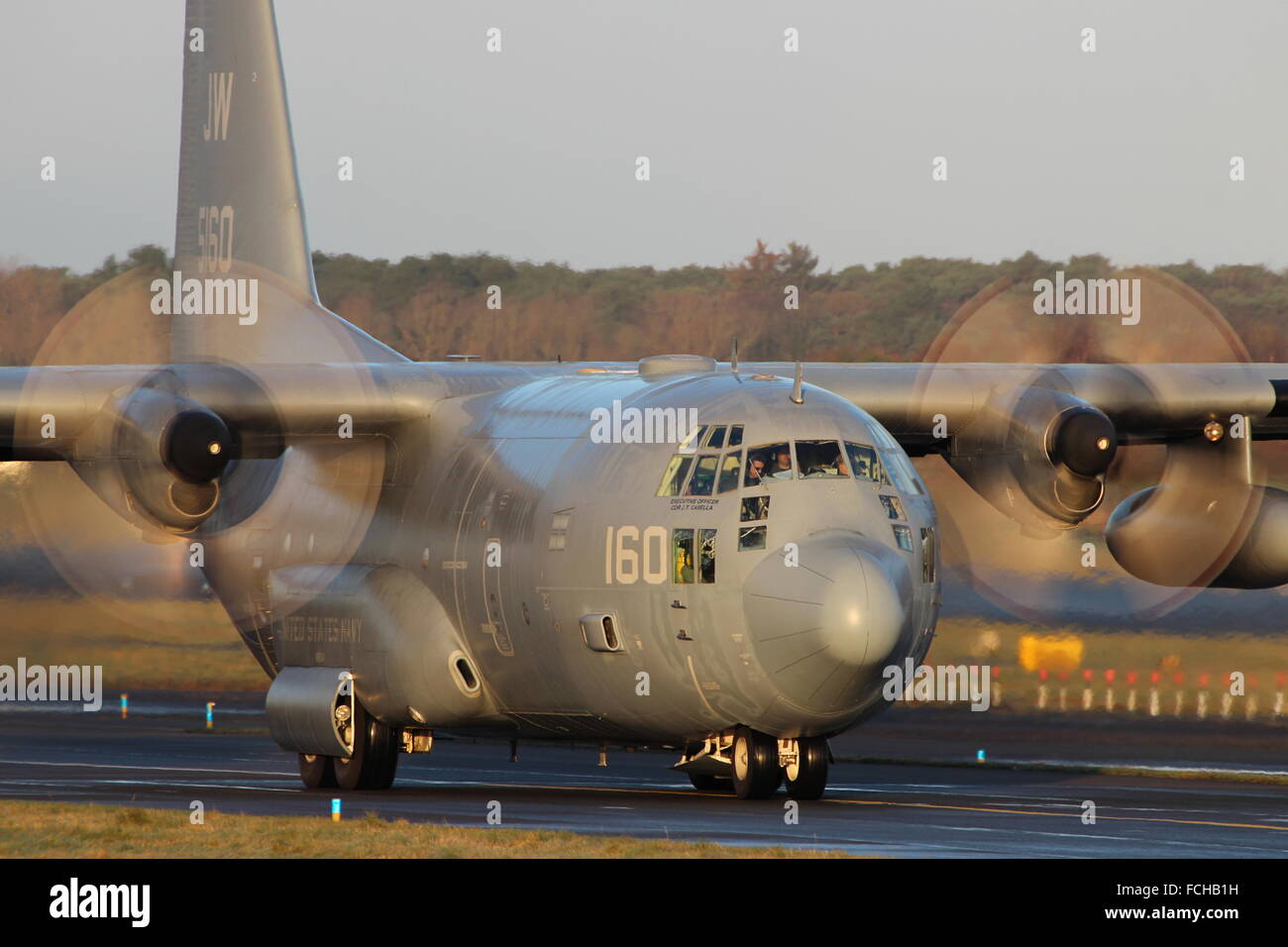 La US Navy C-130T (165160) taxi fuori per la partenza a Prestwick International Airport. Foto Stock