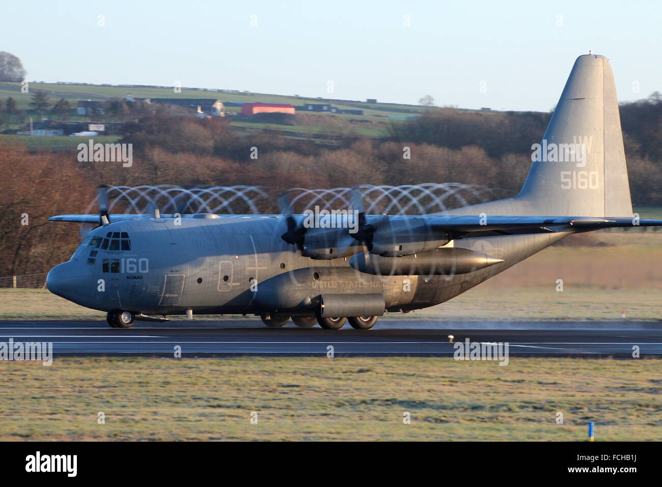 La US Navy C-130T (165160) uscire Prestwick International Airport, la visualizzazione di alcune belle propwash. Foto Stock