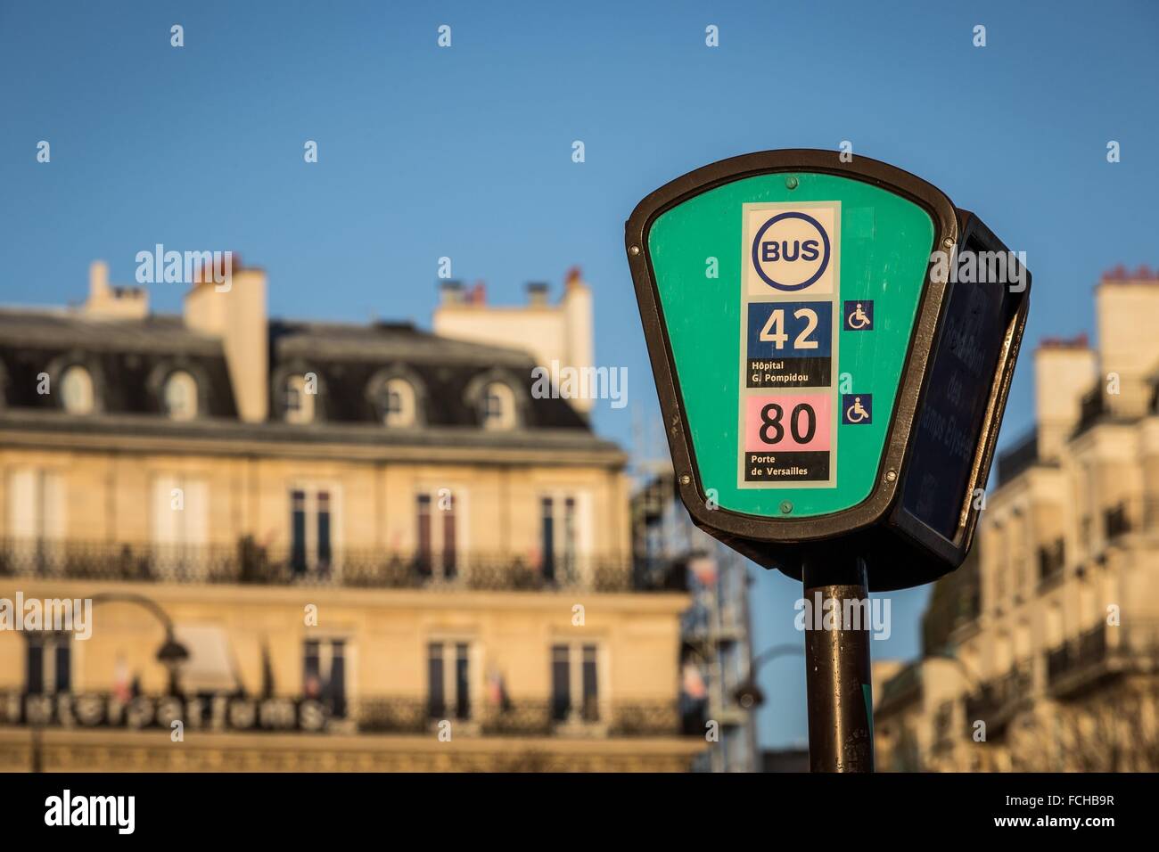 Cerchio di traffico sugli CHAMPS ELYSEES Parigi Francia Foto Stock