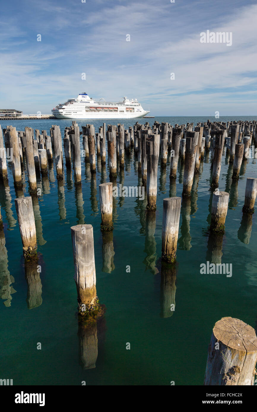 Presi dalle rovine di Princes Pier, la perla del Pacifico è visto Ormeggiata al Molo della stazione di Melbourne. Foto Stock