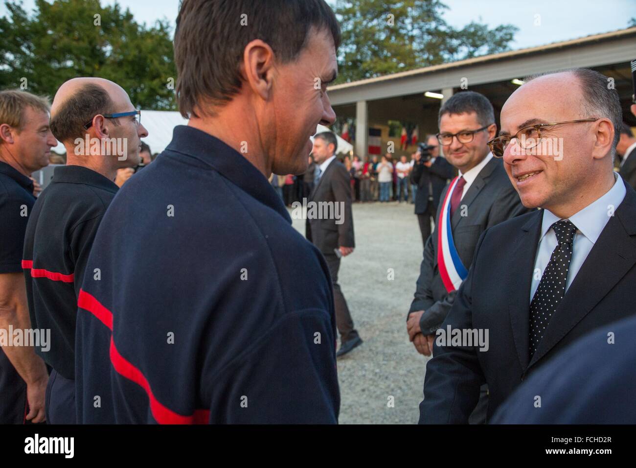 BERNARD CAZENEUVE, MINISTRO DELL'INTERNO, AI SERVIZI DI EMERGENZA CENTRO DI LAMONTJOIE Foto Stock