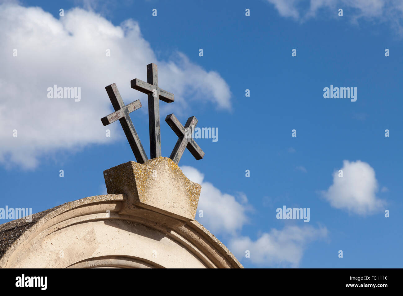 Crocifissi oltre all'entrata del cimitero nel villaggio di Azofra - La Rioja, Spagna Foto Stock