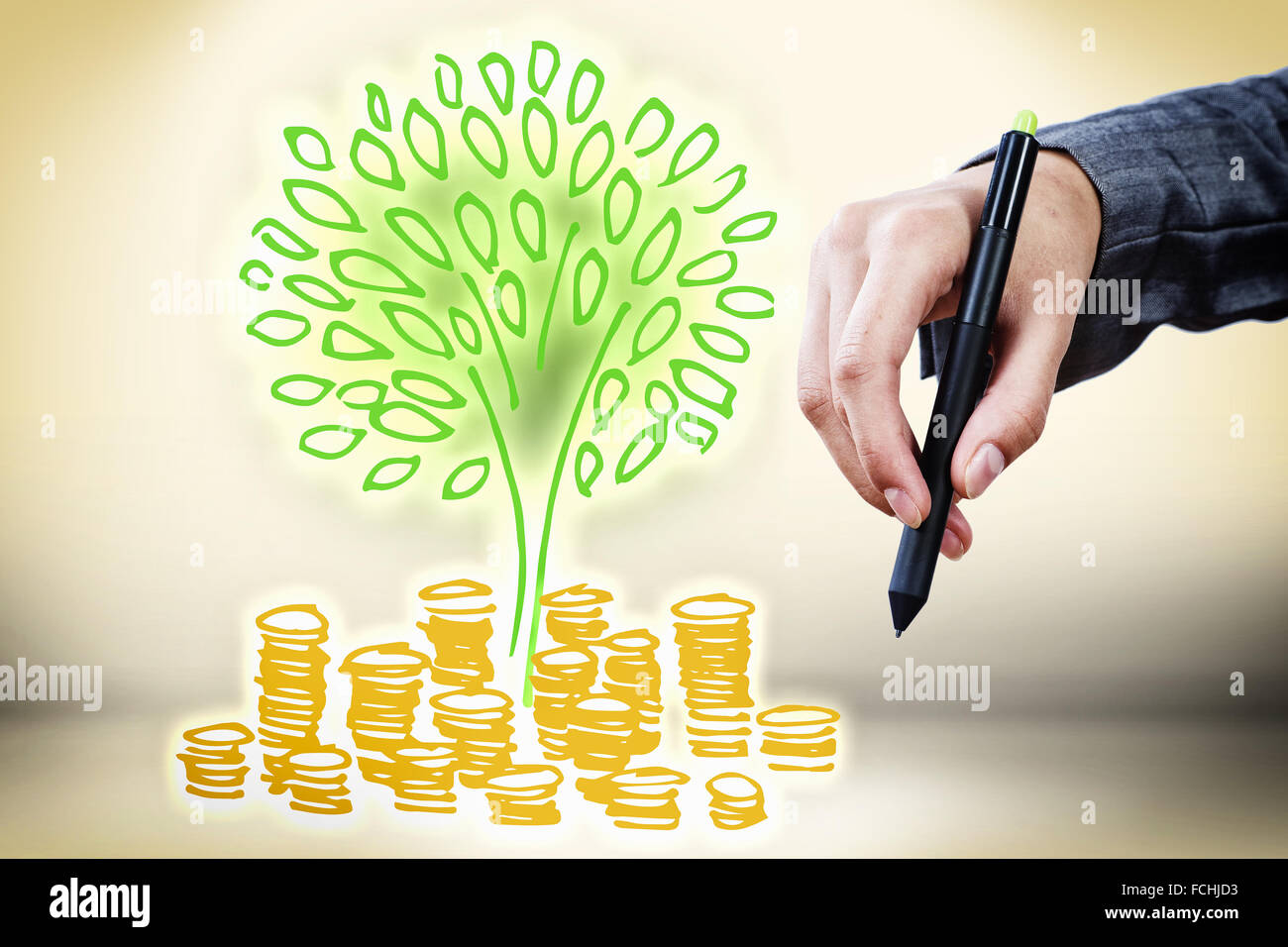 Close up di imprenditore disegno money tree e delle monete metalliche in euro Foto Stock