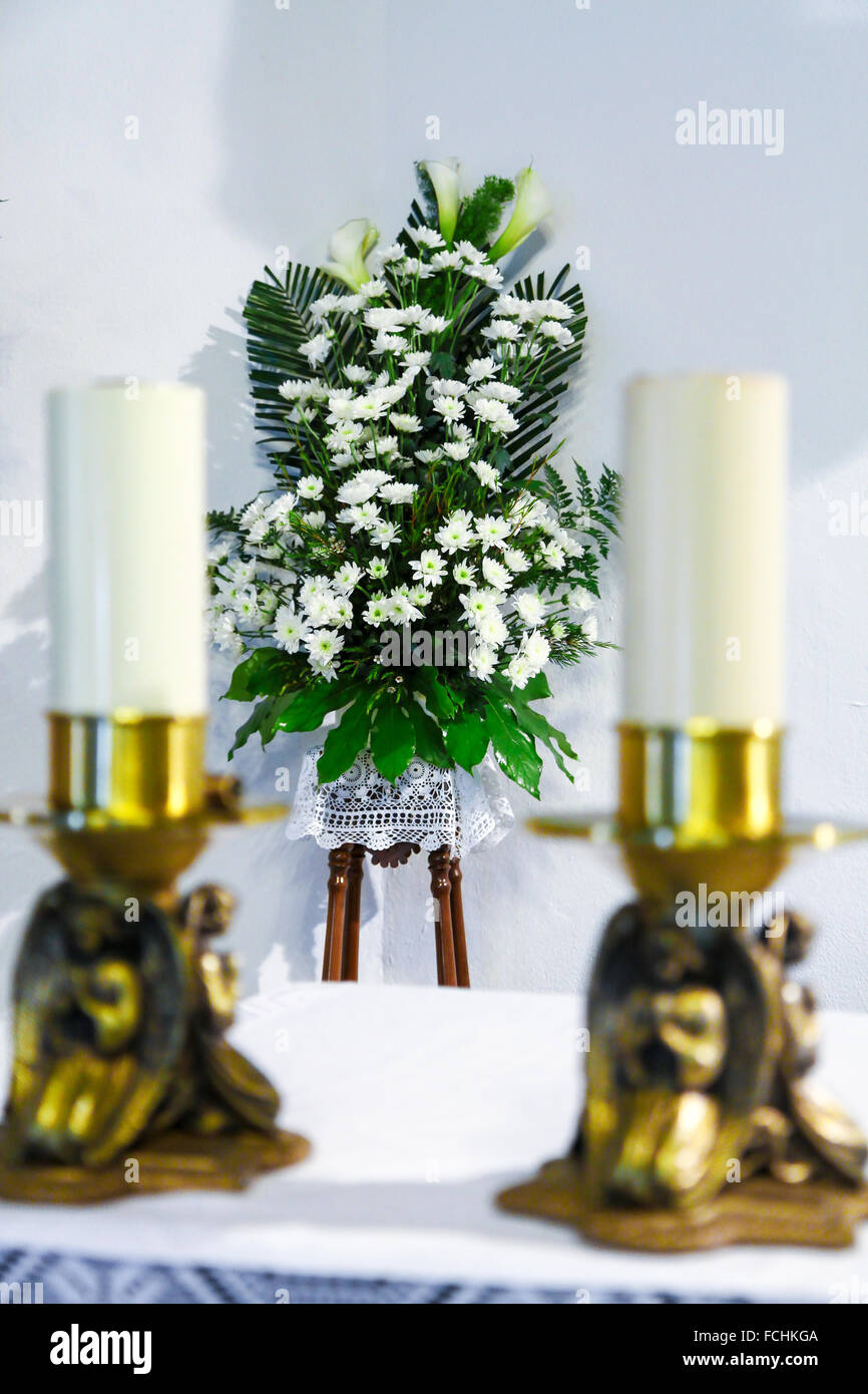 Bianco bouquet di fiori con candele Foto Stock