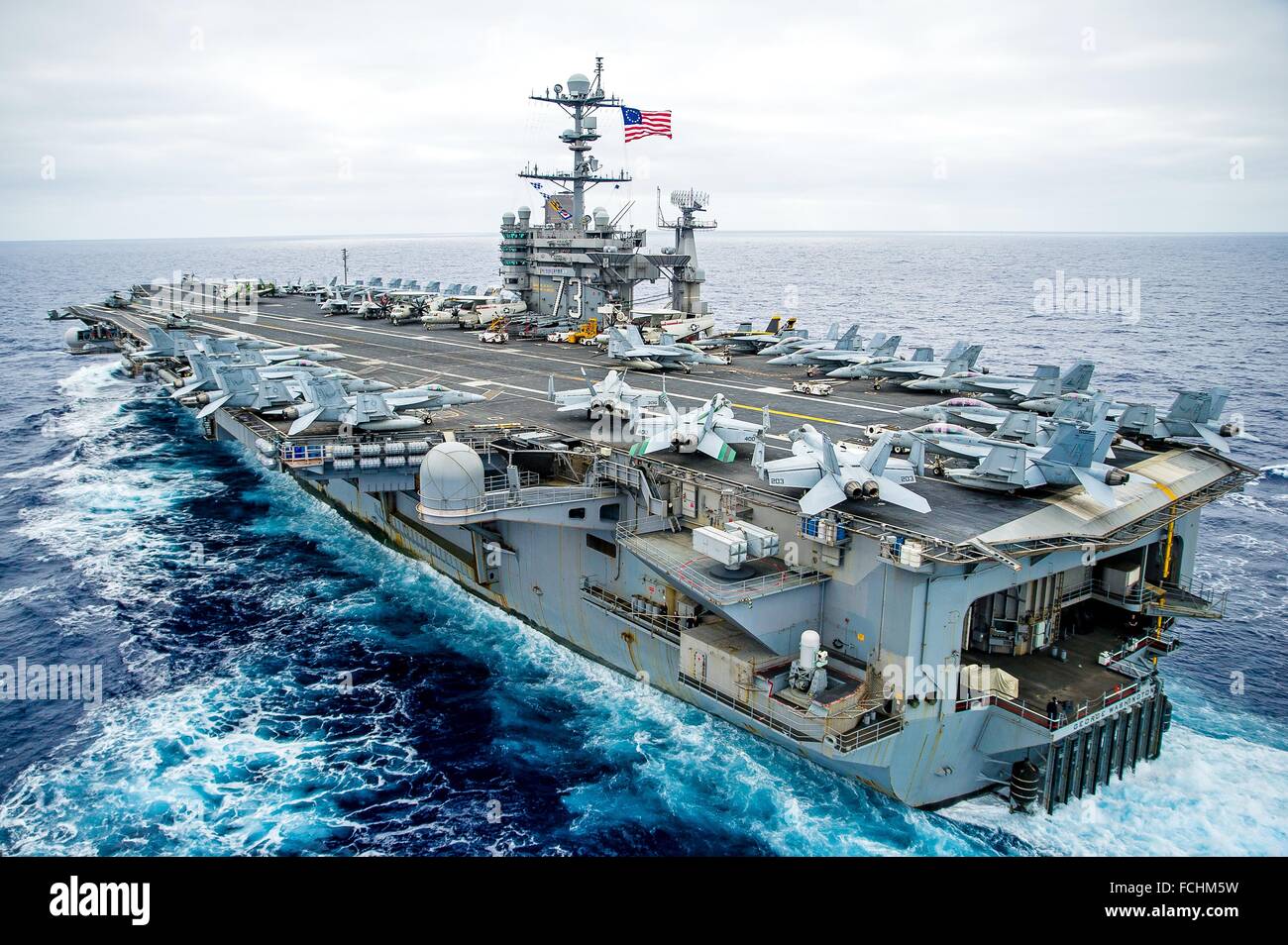 Oceano Pacifico (Agosto 7, 2015) Il Nimitz-class portaerei USS George  Washington (CVN 73) transita l'Oceano Pacifico Foto stock - Alamy