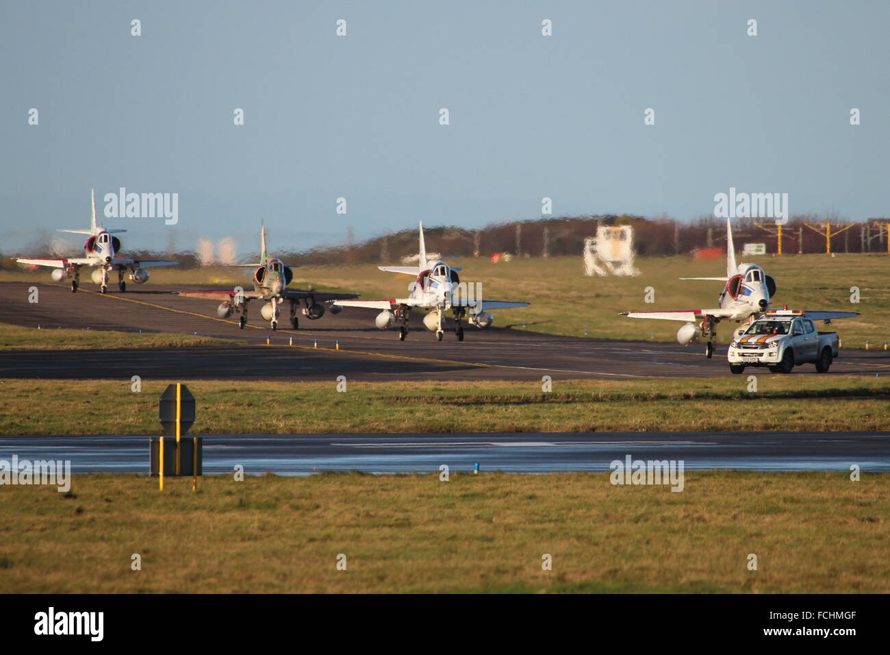 I primi quattro BAE Systems sistemi di volo A-4N Skyhawks taxi in a Prestwick International Airport. Foto Stock