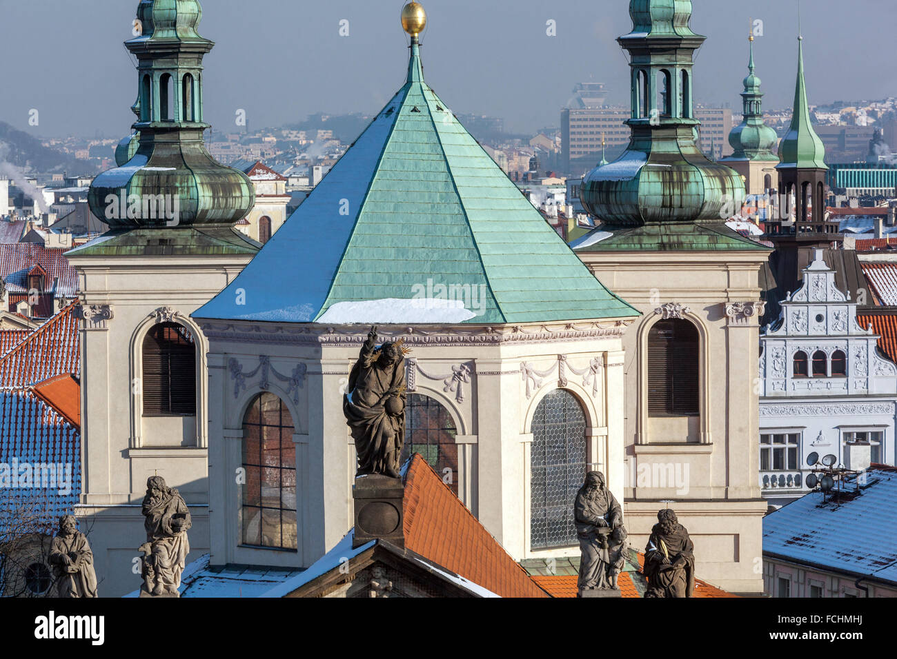 Torri e tetti della Città Vecchia, San Salvator Chiesa, Praga, Repubblica Ceca Foto Stock