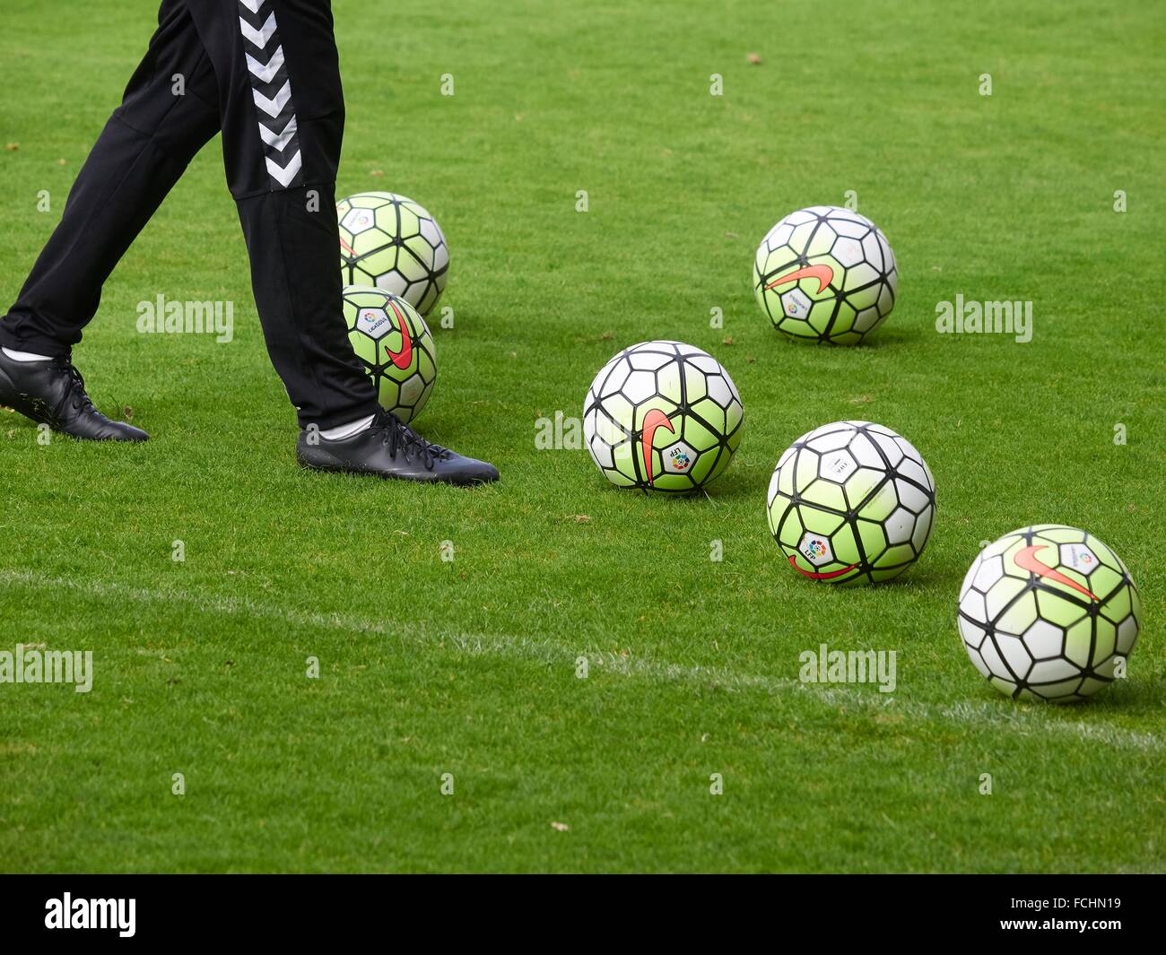 Formazione Lugo.- seconda divisione CD Lugo in Anxo Carro con Luis Milla,  immagine pallone da calcio sul campo in erba dello stadio Foto stock - Alamy