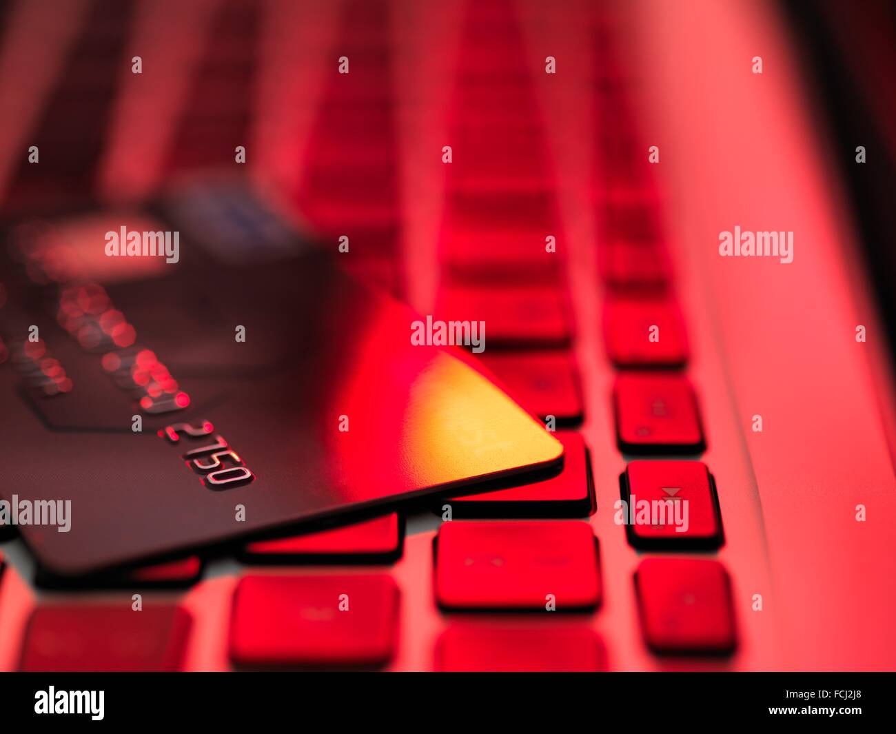 Proprietà rilasciato. Carta di credito seduto su un laptop. Foto Stock