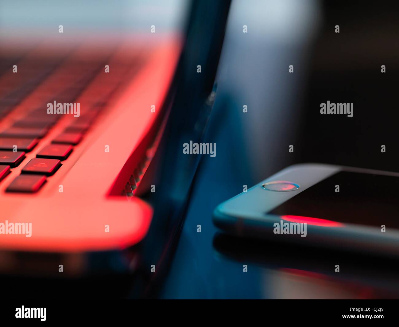 Proprietà rilasciato. Laptop e telefono cellulare. Foto Stock