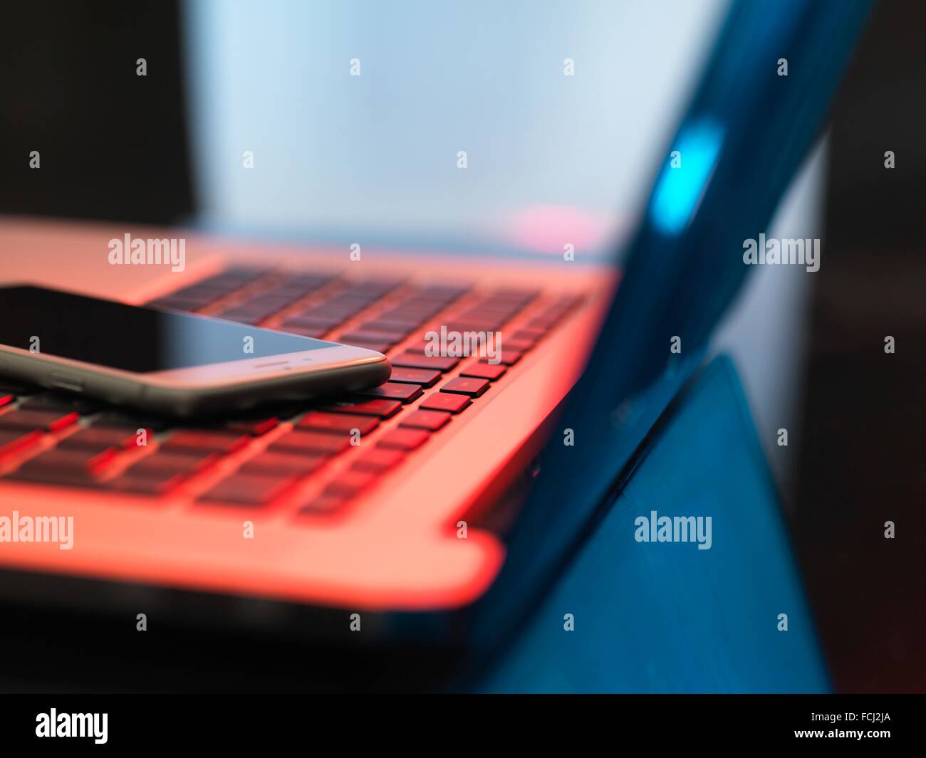 Proprietà rilasciato. Laptop e telefono cellulare. Foto Stock