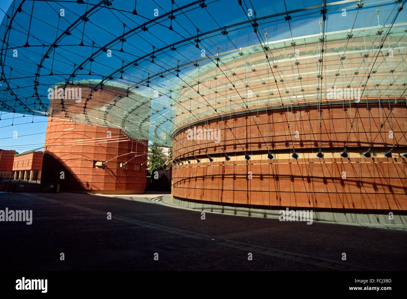 L'Italia, Lombardia, Lodi, sede della Banca Popolare Italiana  dall'architetto Renzo Piano Foto stock - Alamy