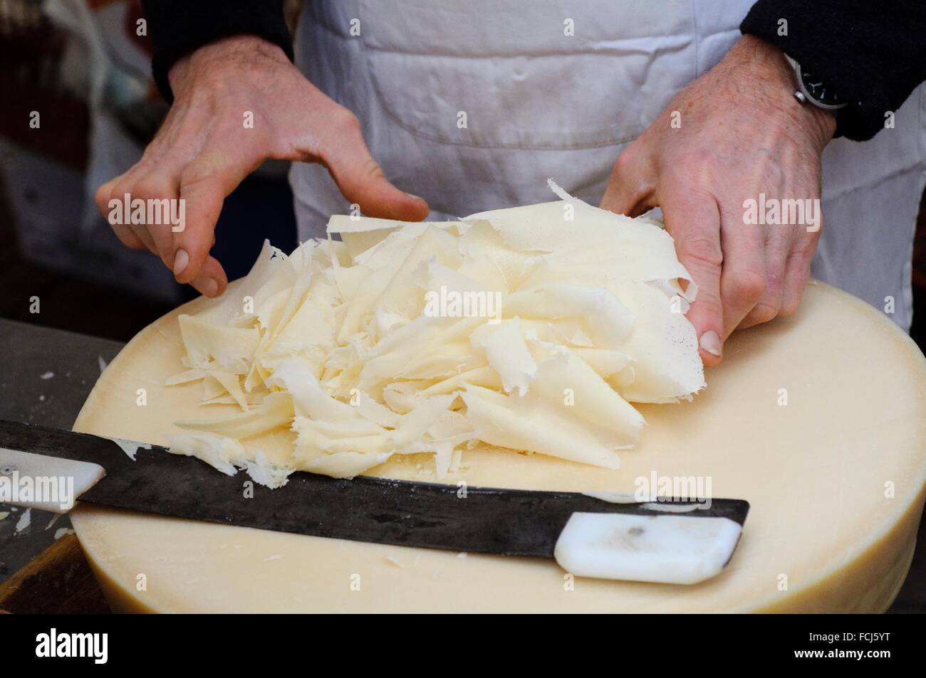 L'Italia, Lombardia, Lodi, rendendo di formaggio Raspadura giovani a fette  di formaggio parmigiano dalla Provincia di Lodi Foto stock - Alamy