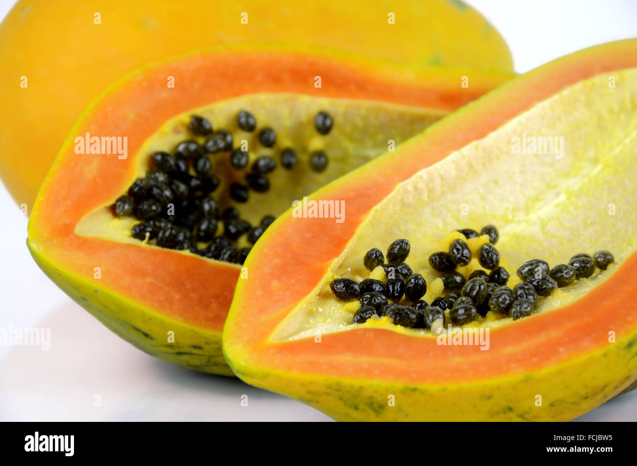 Mature papaia, papaia o albero melone (Carica papaya L) che ricco di betacarotene, vitamina C e di fibre e Papine enzima. Foto Stock