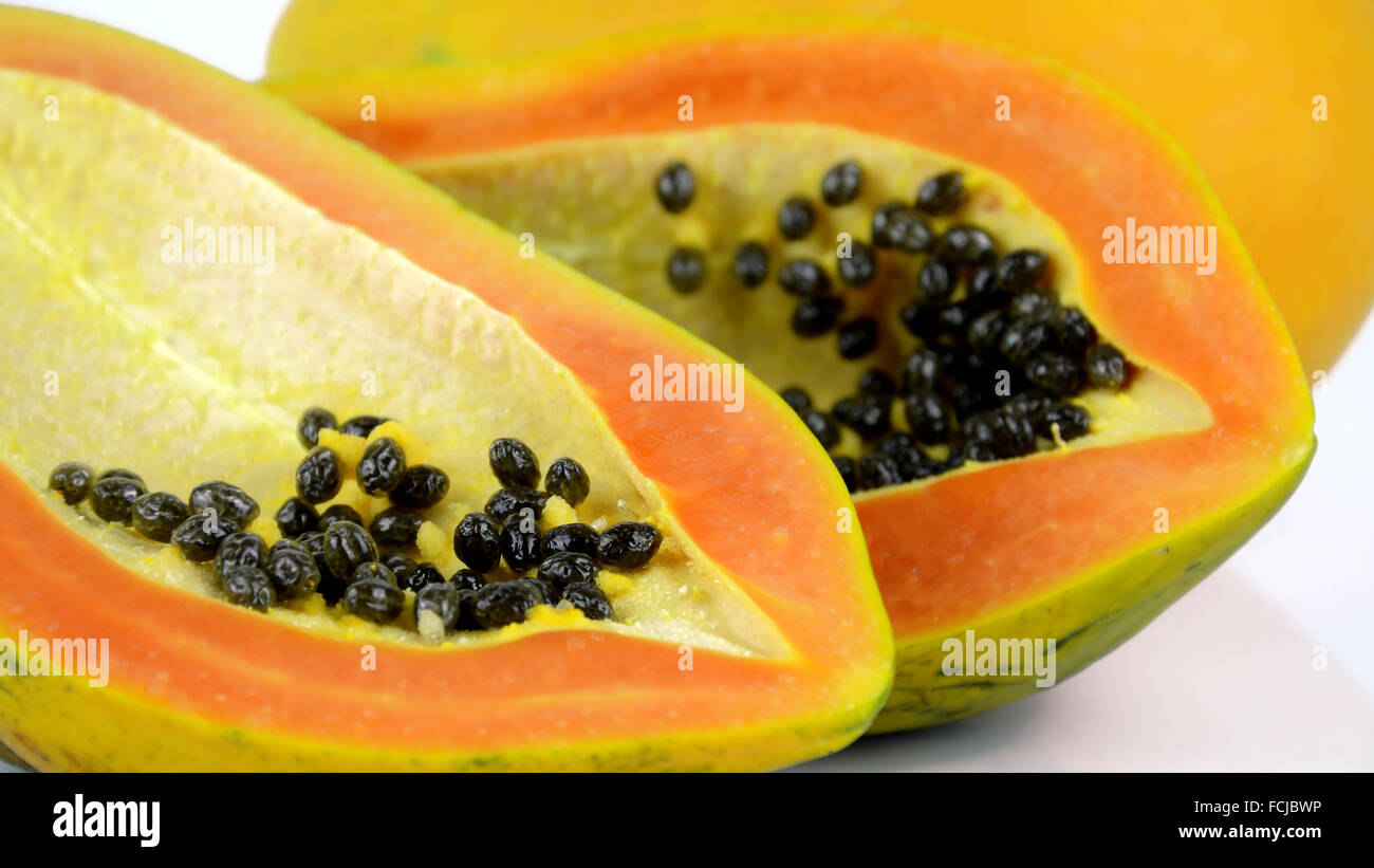 Mature papaia, papaia o albero melone (Carica papaya L) che ricco di betacarotene, vitamina C e di fibre e Papine enzima. Foto Stock